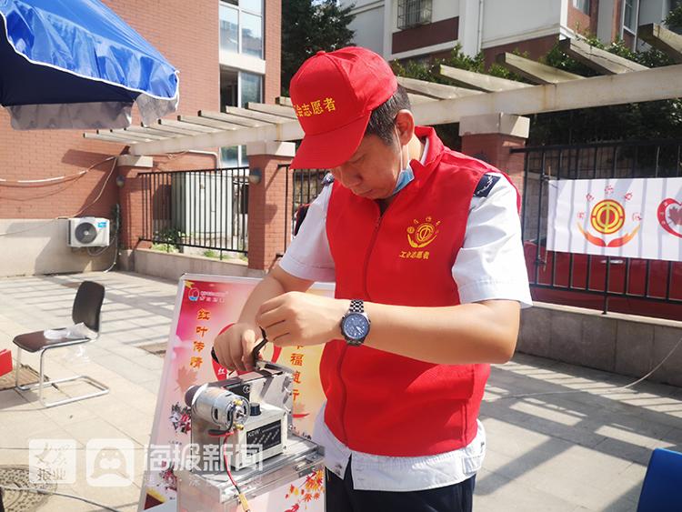 理發磨刀換紗窗 青島巴士&ldquo;紅葉紅&rdquo;志愿者進社區服務